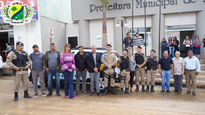 Governo de Ninheira entrega viatura nova para Polícia Militar.